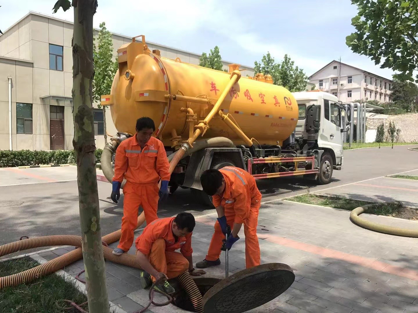 南澳管道疏通车停在窨井附近