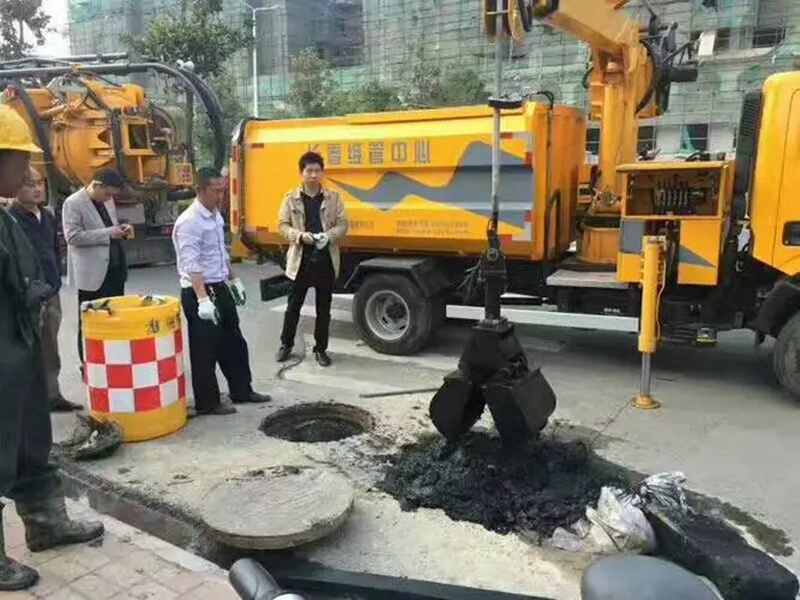 南澳街道：网格员化身“清道夫”，为民解忧疏通“堵心”化粪池